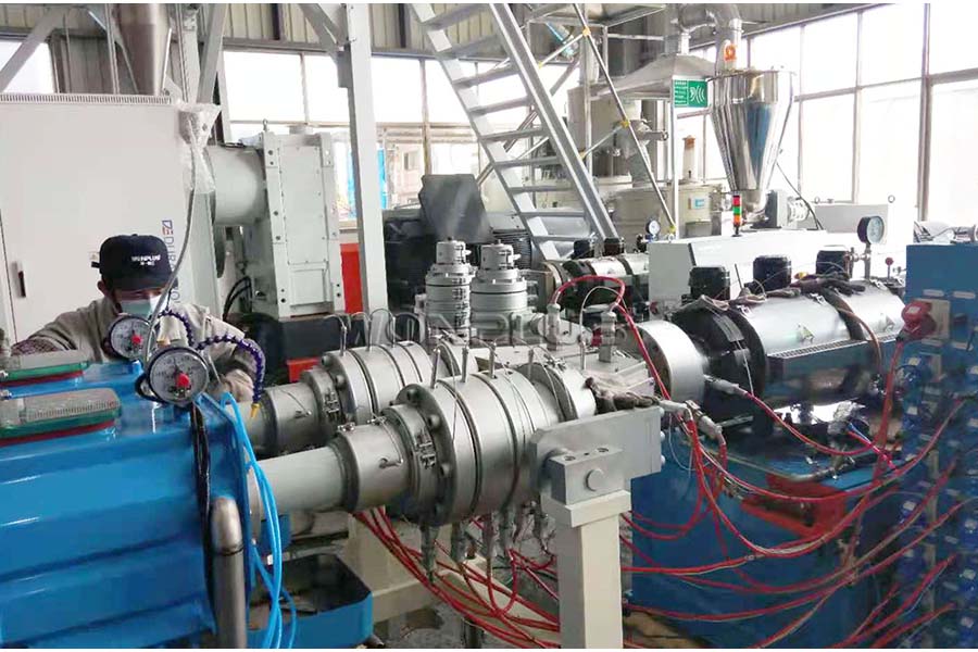  60-114mm Outlet Máquina de tubulação de PVC sucede comissionamento na fábrica