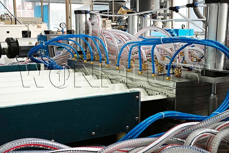Comissionamento concluído da linha de extrusão de telhado oco de PVC