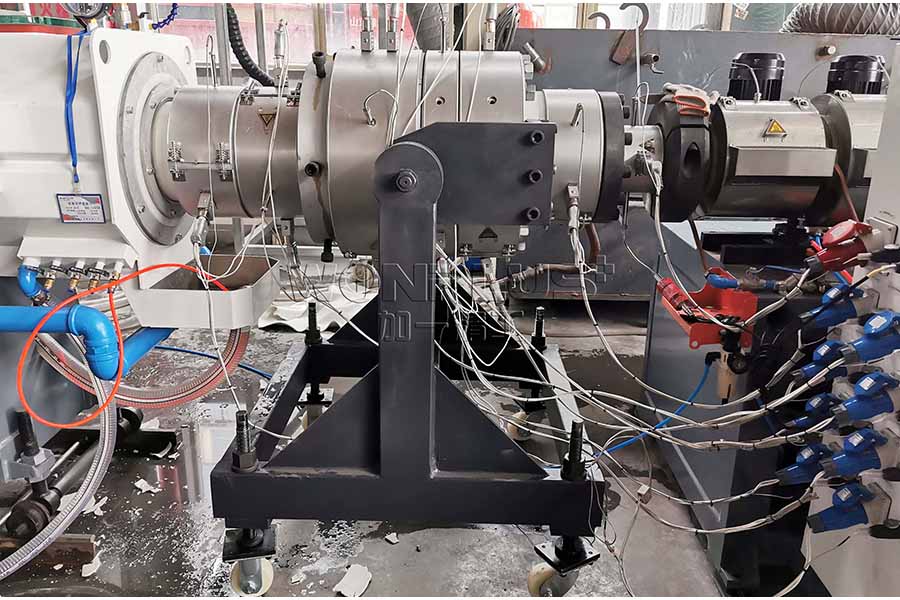 Comissionamento da linha de extrusão de tubos de PVC de alta capacidade de 75-250 mm