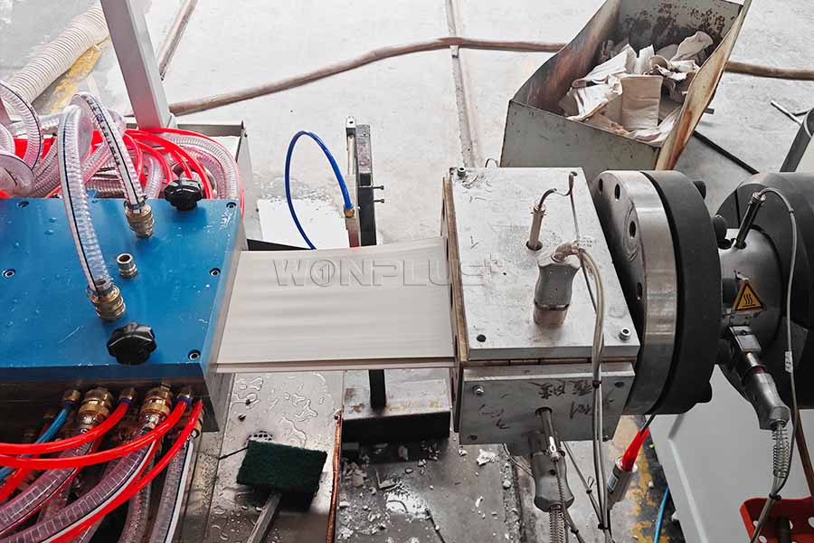 A WONPLUS conclui com sucesso a instalação de uma linha de extrusão de painéis de PVC para forro.