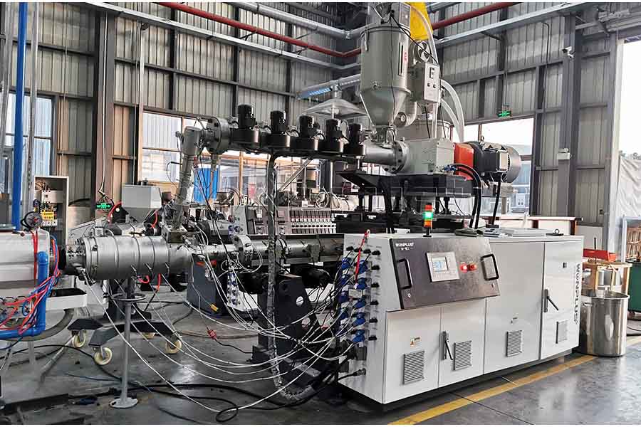PPR HDPE 20-110mm 3 camadas da máquina de fabricação de tubos comissionamento na fábrica
