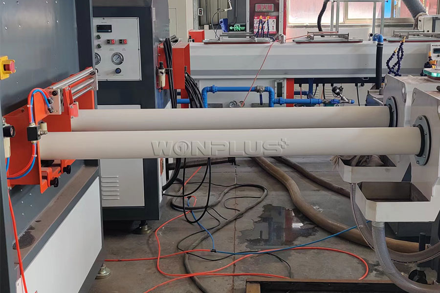 Comissionamento de linha de extrusão de tubo de PVC de saída dupla de 110 mm
