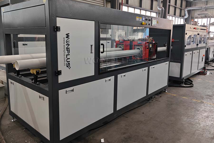 A WONPLUS concluiu com sucesso a instalação de uma linha de extrusão de tubos de PVC de 90-110 mm com saída dupla.